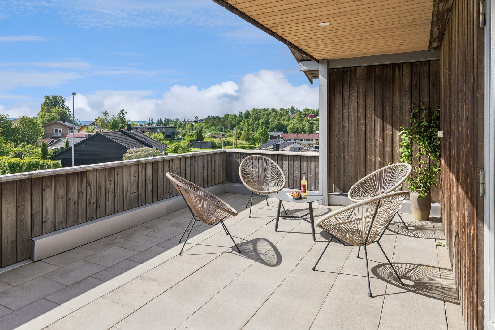 I tillegg til flott hagestue på baksiden av boligen har man romslig terrasse som er delvis takoverbygd med utgang fra stuen. Galleribilde