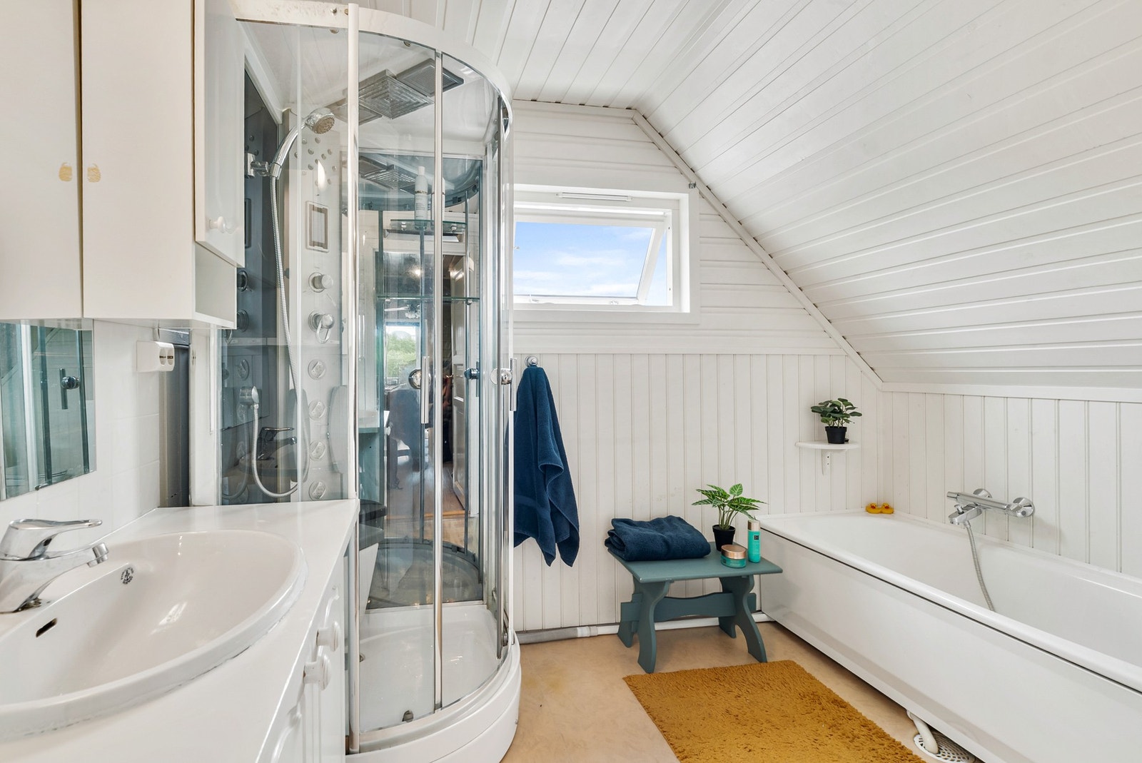 Badet i andre etasje er utstyrt med både dusjkabinett og badekar. Galleribilde