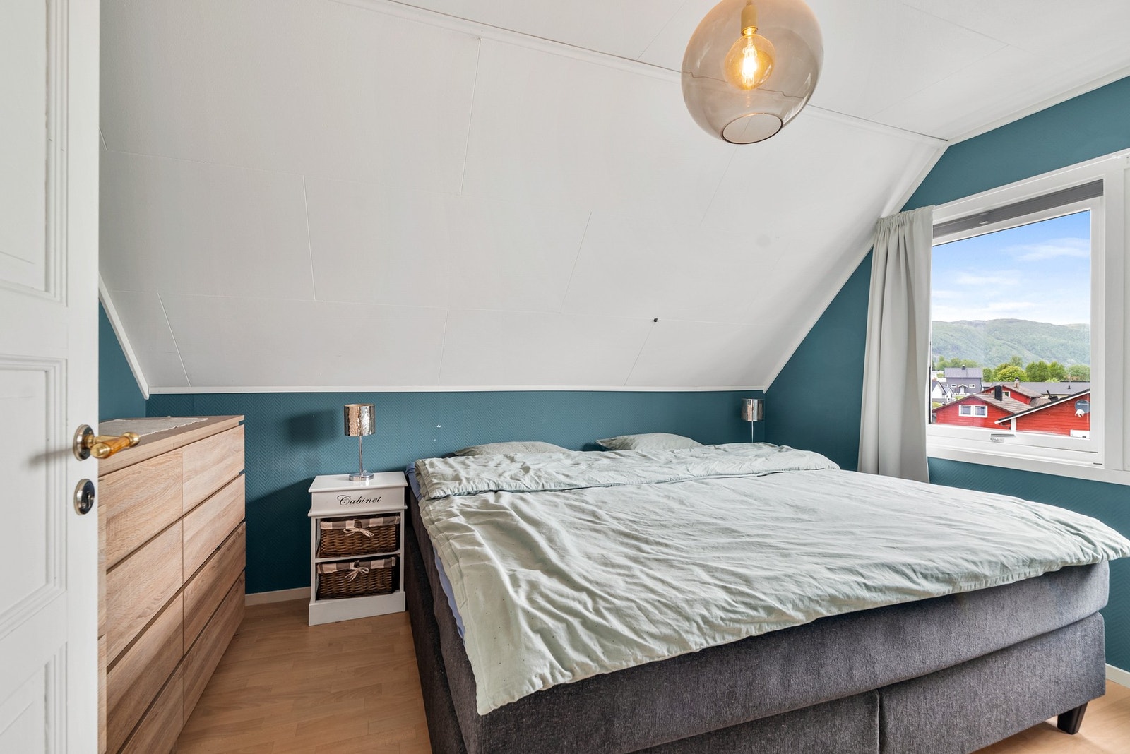 Hovedsoverommet har god plass til dobbeltseng og oppbevaringsmøbler. Galleribilde