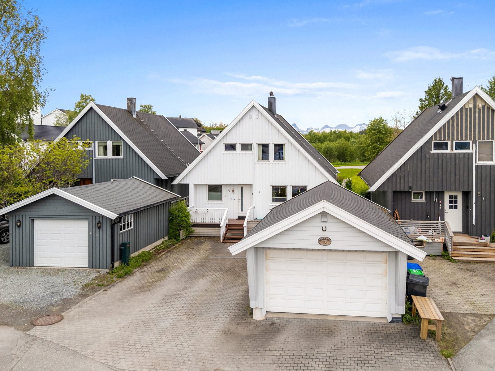 Innholdsrik enebolig over tre plan med stor terrasse og hage. Eiendommen har også en separat garasje med bod. Galleribilde