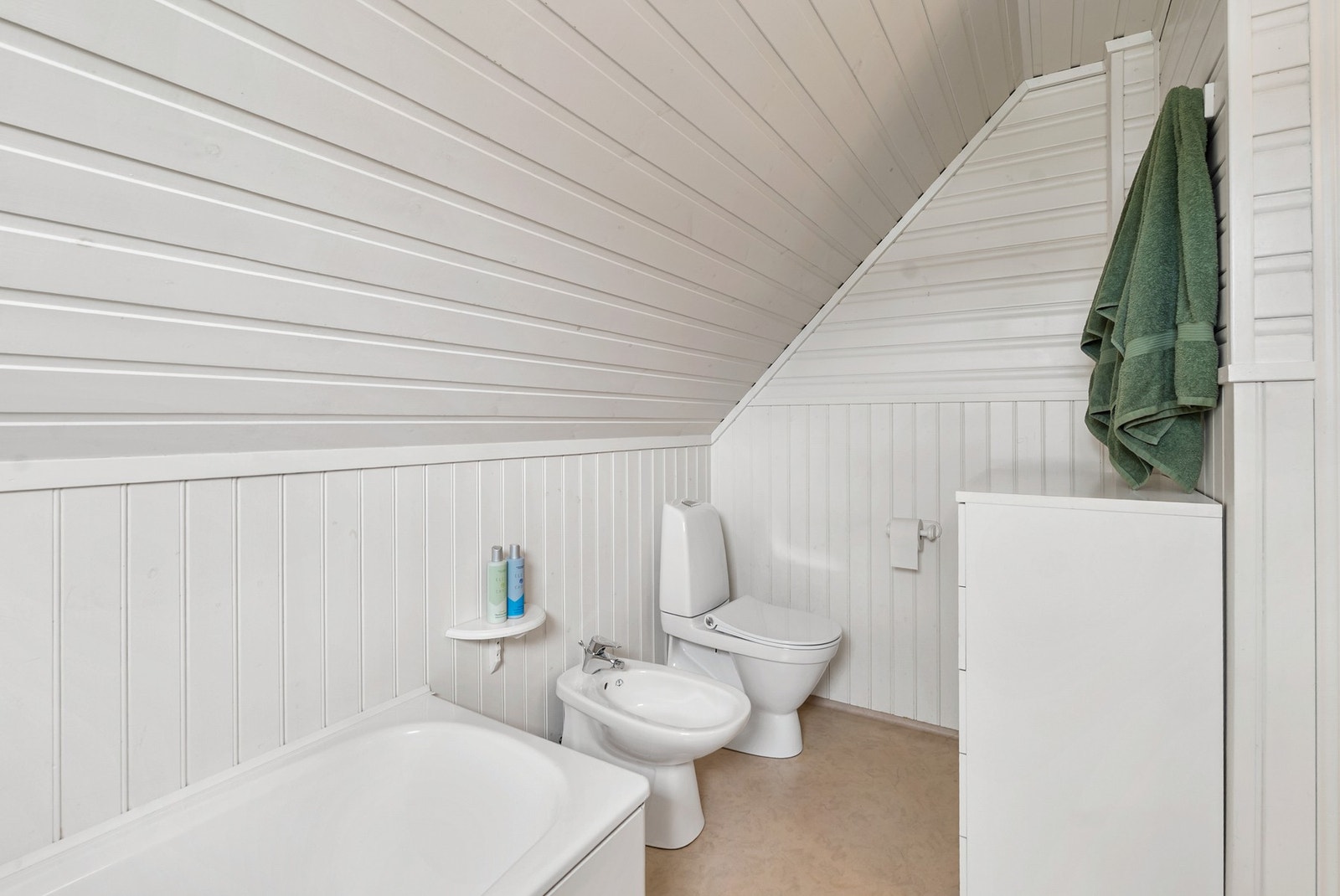 Rommet har innredning med nedfelt servant, toalett og panel på vegger og i himling. Galleribilde