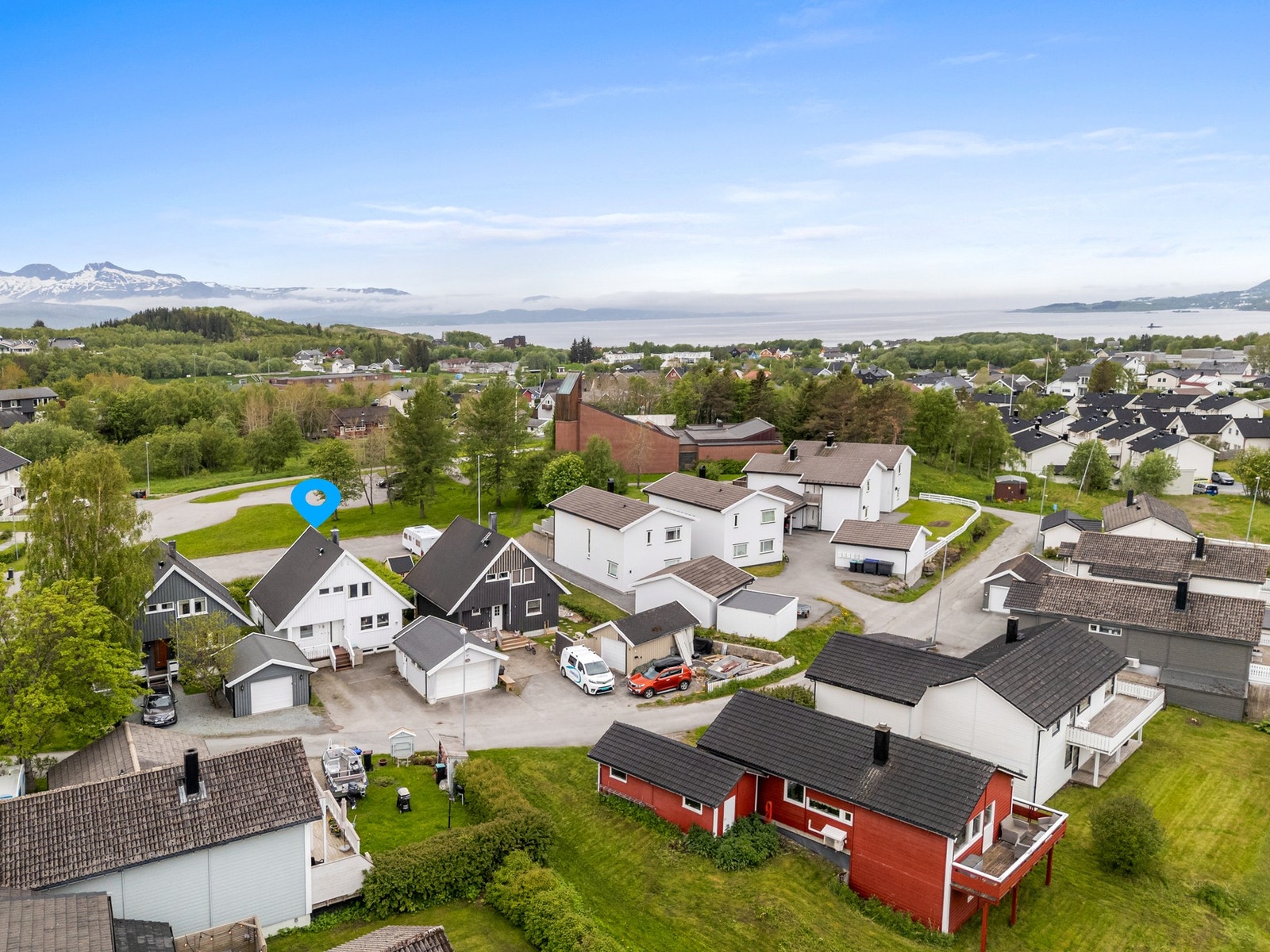 Beliggenheten er sentral som gjør logistikken i hverdagen enkel. Gangavstand til skole, barnehage, flotte tur- og friområde. Galleribilde
