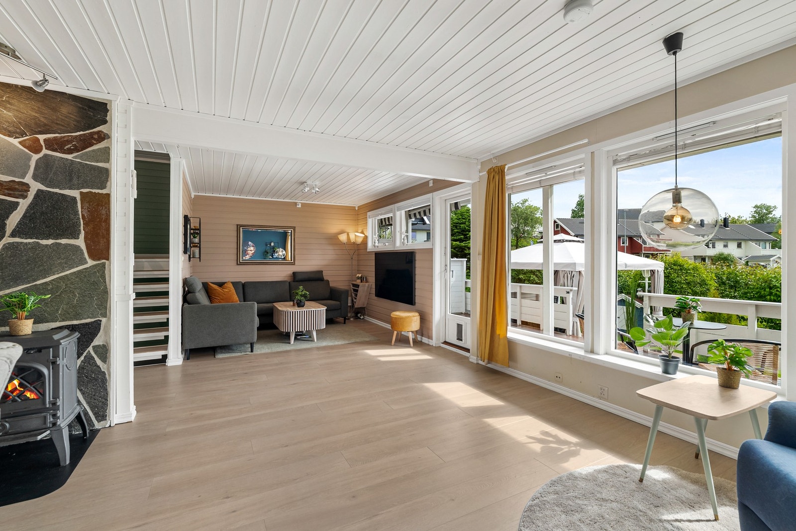 Det er både vedfyring og en nyere varmepumpe i stuen. Galleribilde