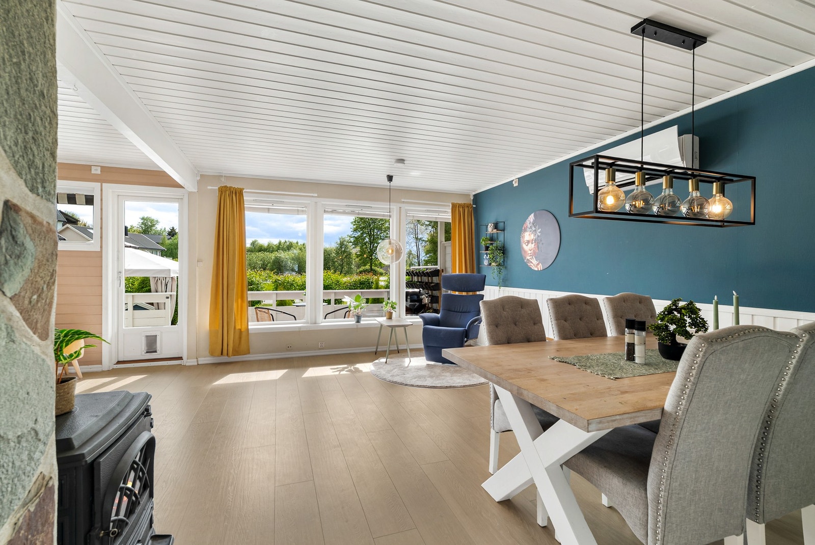Fra stuen er det utgang til verandra med trapp ned til terrasse og hage. Galleribilde