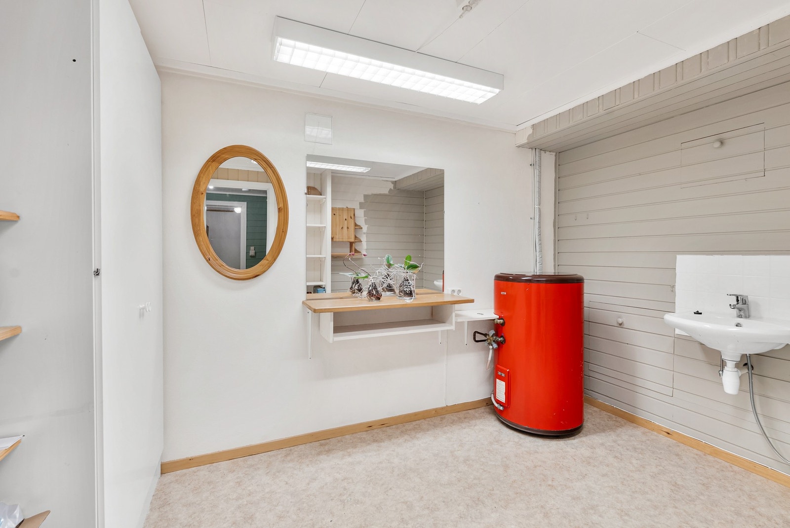 I kjelleren er boligens varmtvannstank på cirka 200 liter plassert. Galleribilde
