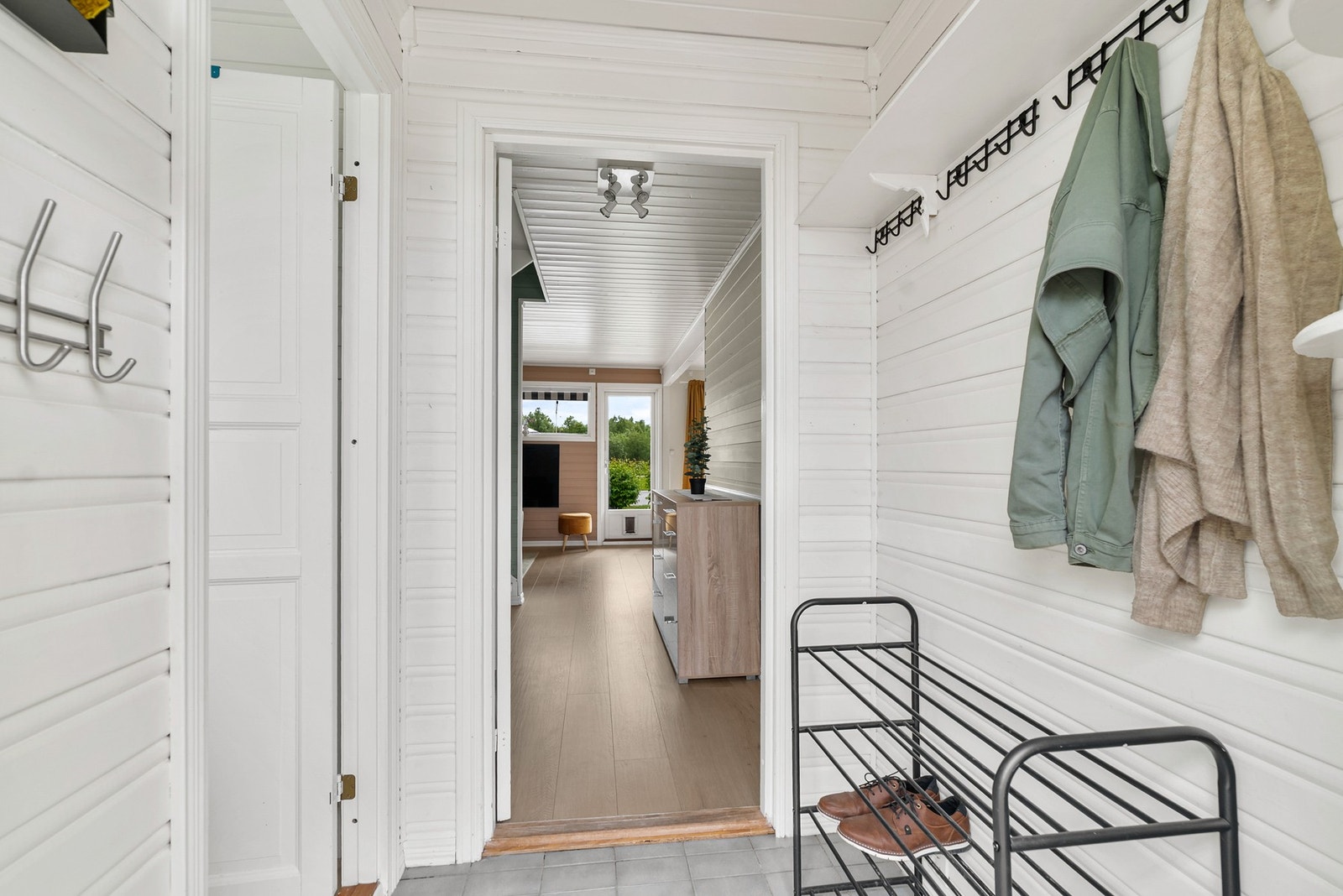Entré med plass til å henge fra seg yttertøy og sette fra seg sko. Galleribilde