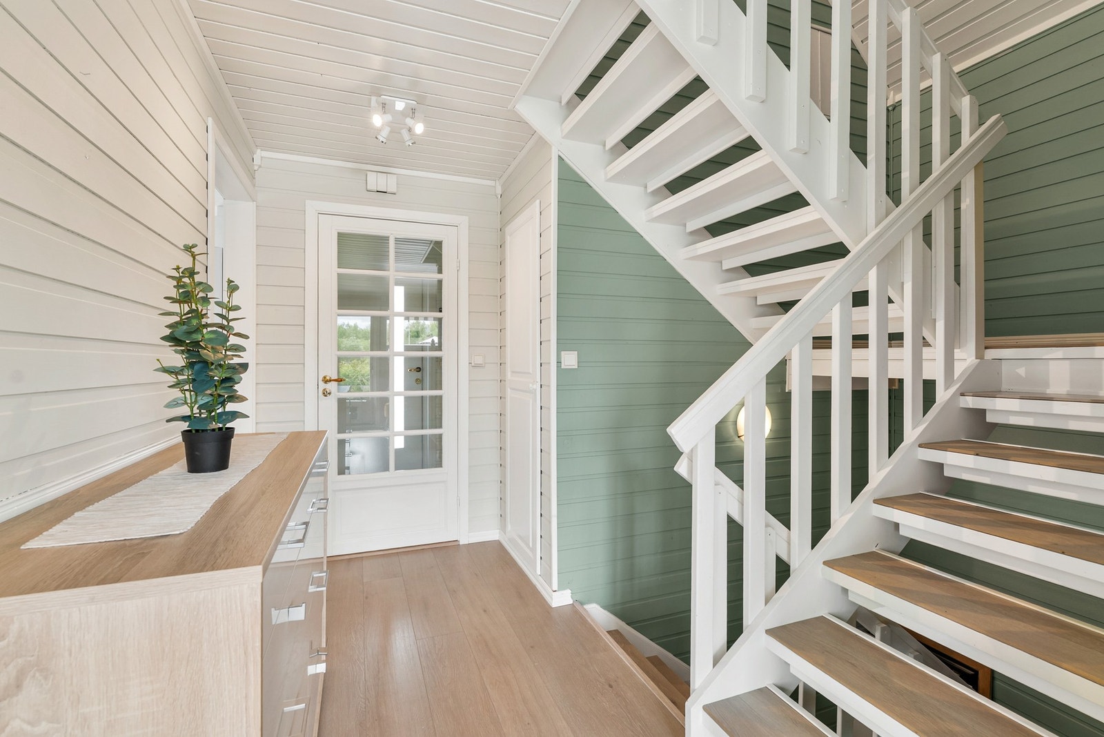 Fra gangen er det trappeforbindelse til både andre etasje og kjelleren. Trappen er fornyet med laminat i trinnene. Galleribilde