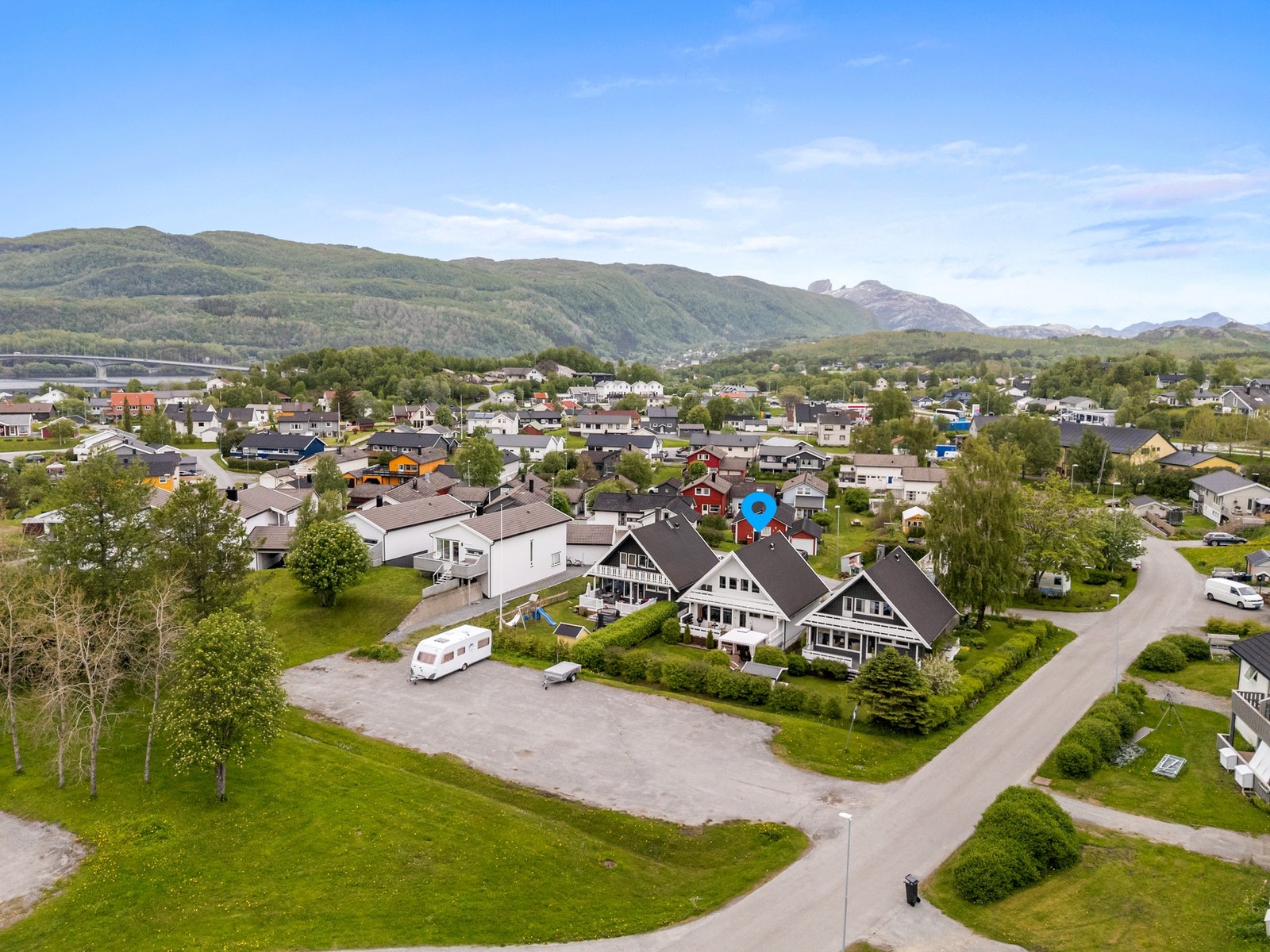 Boligen har en tilbaketrukket og barnevennlig beliggenhet i et etablert boligområde. Galleribilde