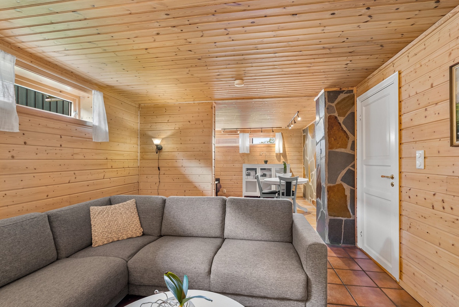 Hobbyrom innredet som kjellerstue. Ikke omsøkt hos Bodø kommune. Galleribilde
