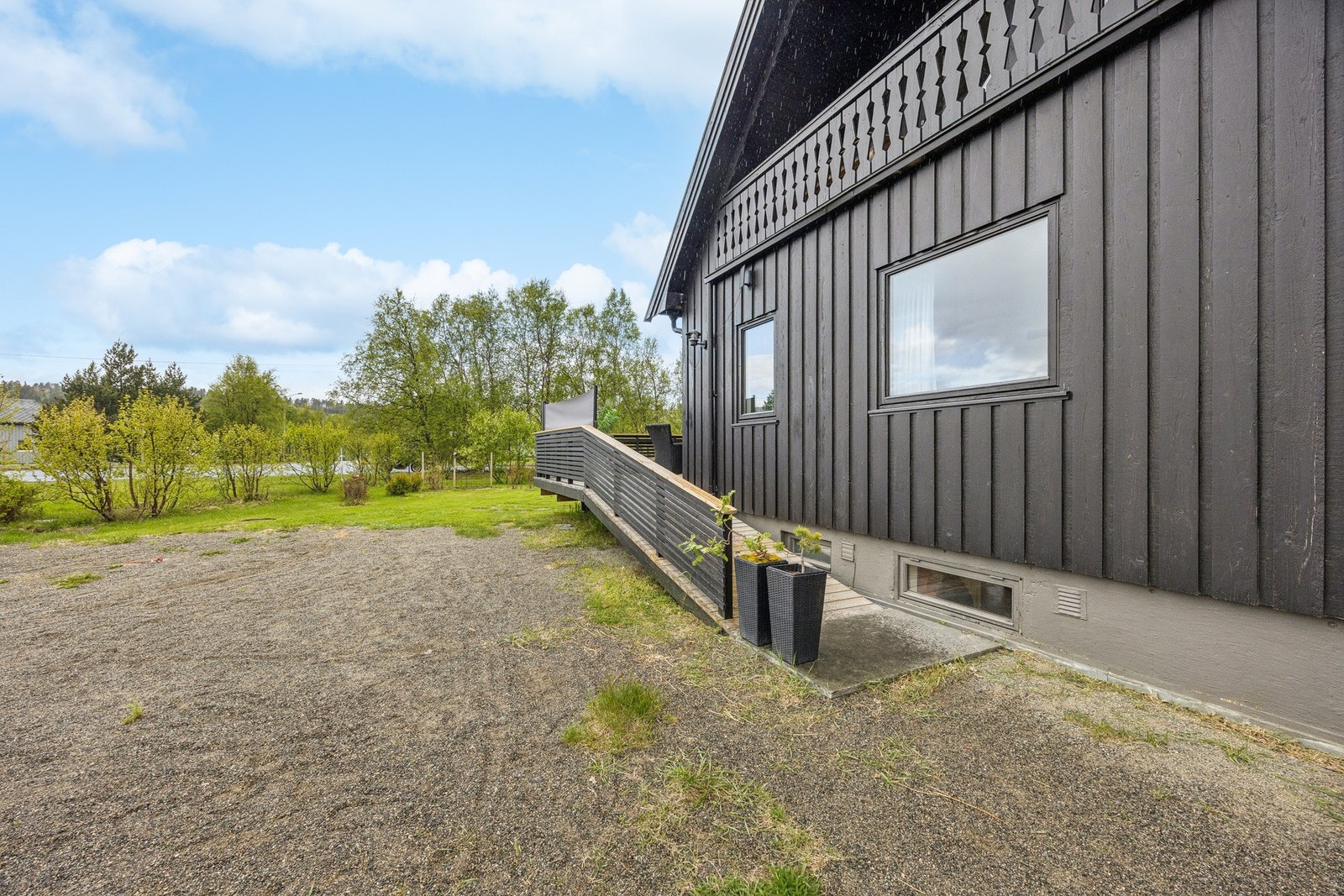 Tomten er forholdsvis flat og ligger i et etablert boligområde på Kronstad. Galleribilde