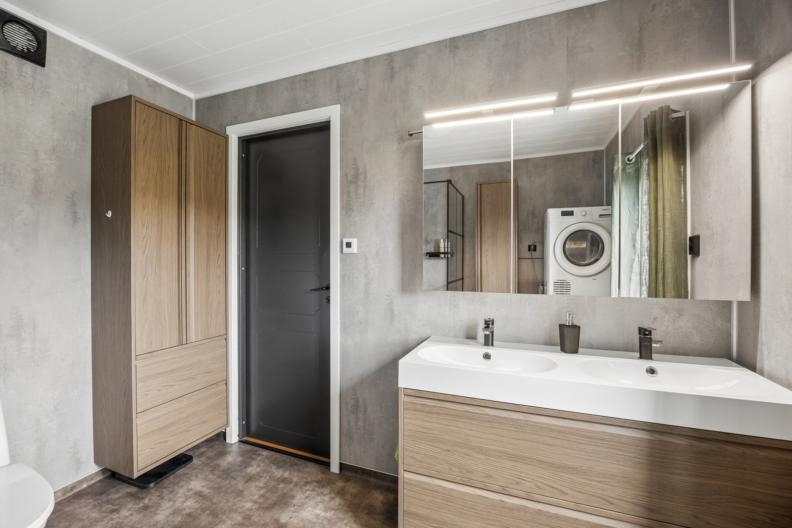Badet i første etasje har innredning med to nedfelte servanter. Galleribilde