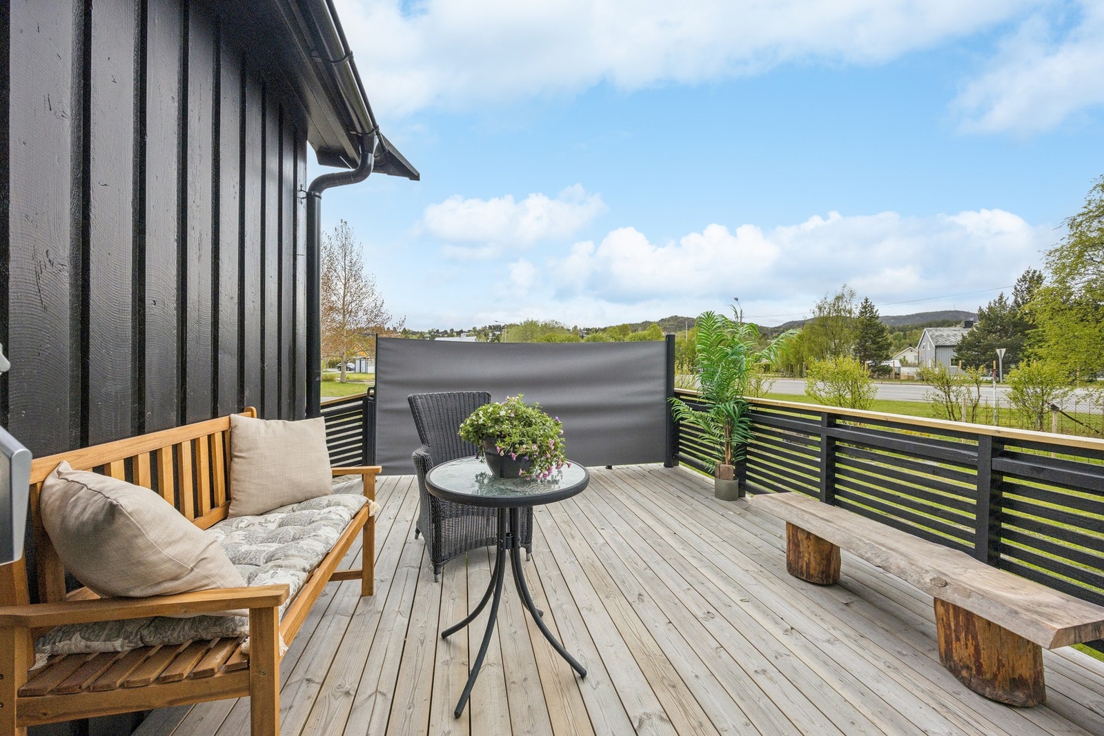 Terrassen har god plass til utemøbler for sosiale sammenkomster. Galleribilde