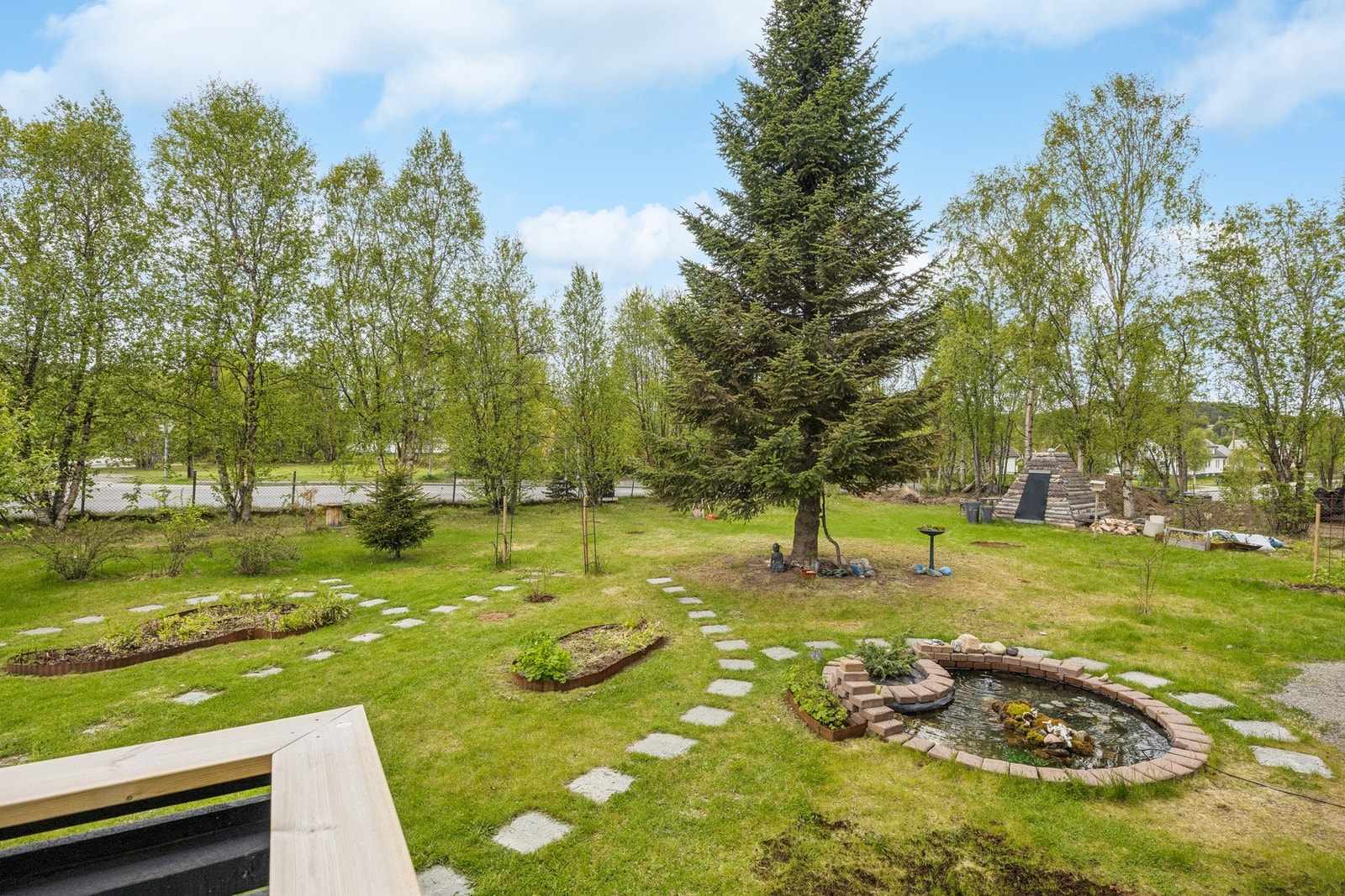 Fra eiendommen er det kort vei til bussholderplass, dagligvarebutikk, skoler og barnehager. Galleribilde