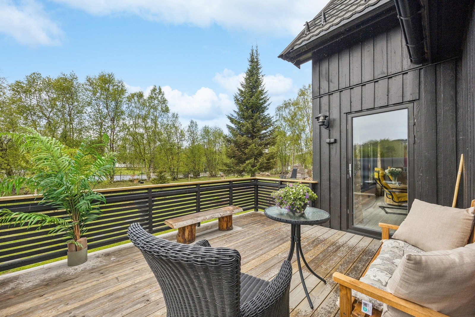 Fra stuen er det utgang til en romslig terrasse. Balkongdøren er fra 2021. Galleribilde
