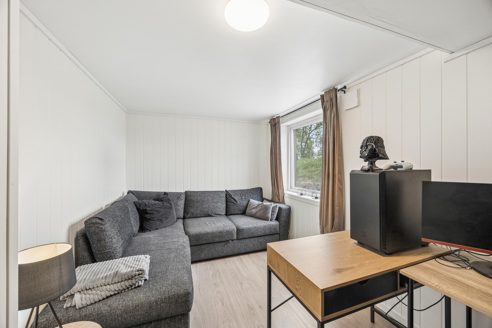 Kjelleren er innredet med leilighet - ikke omsøkt/ikke godkjent. Galleribilde