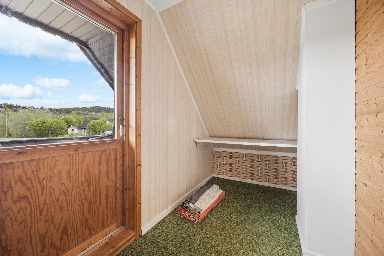 Fra gangen på loftet er det utgang til balkong. Galleribilde