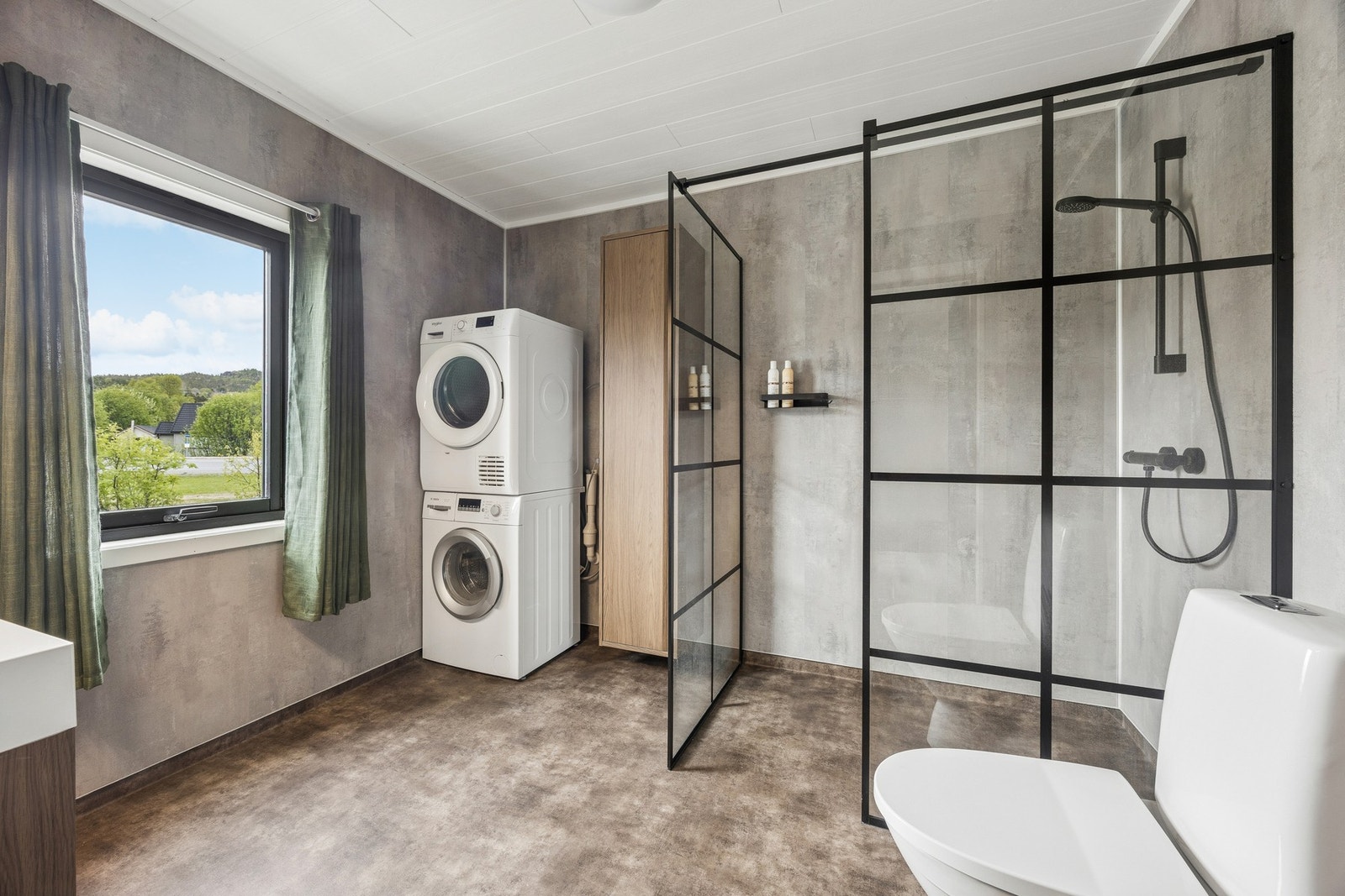 Badet har gulv med varmekabler, våtromsplater på veggene og opplegg for vaskesøyle. Galleribilde