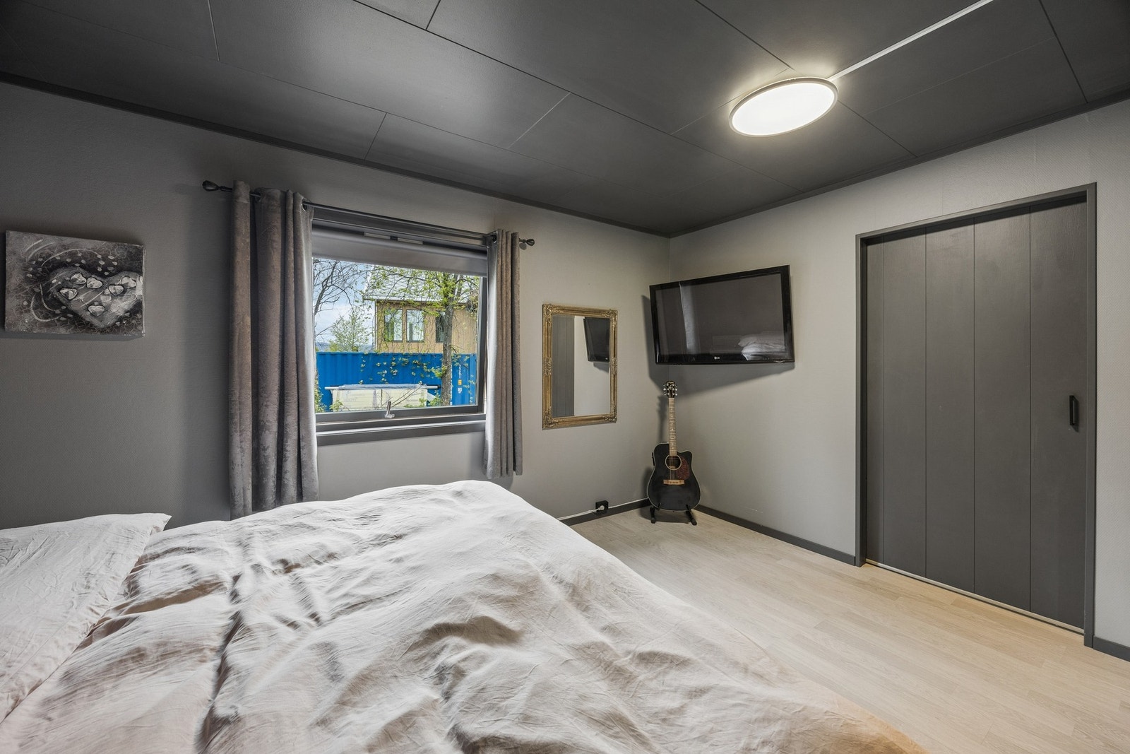 Ett av soverommene i første etasje. Galleribilde