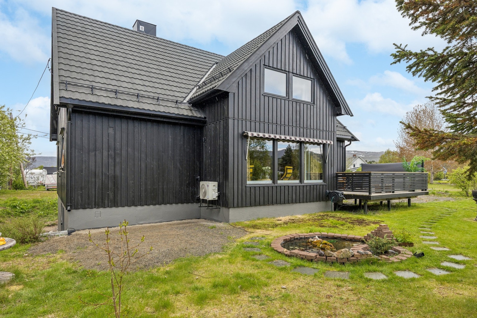 Enebolig opprinnelig oppført i 1958, med tilbygg fra 1987. Galleribilde