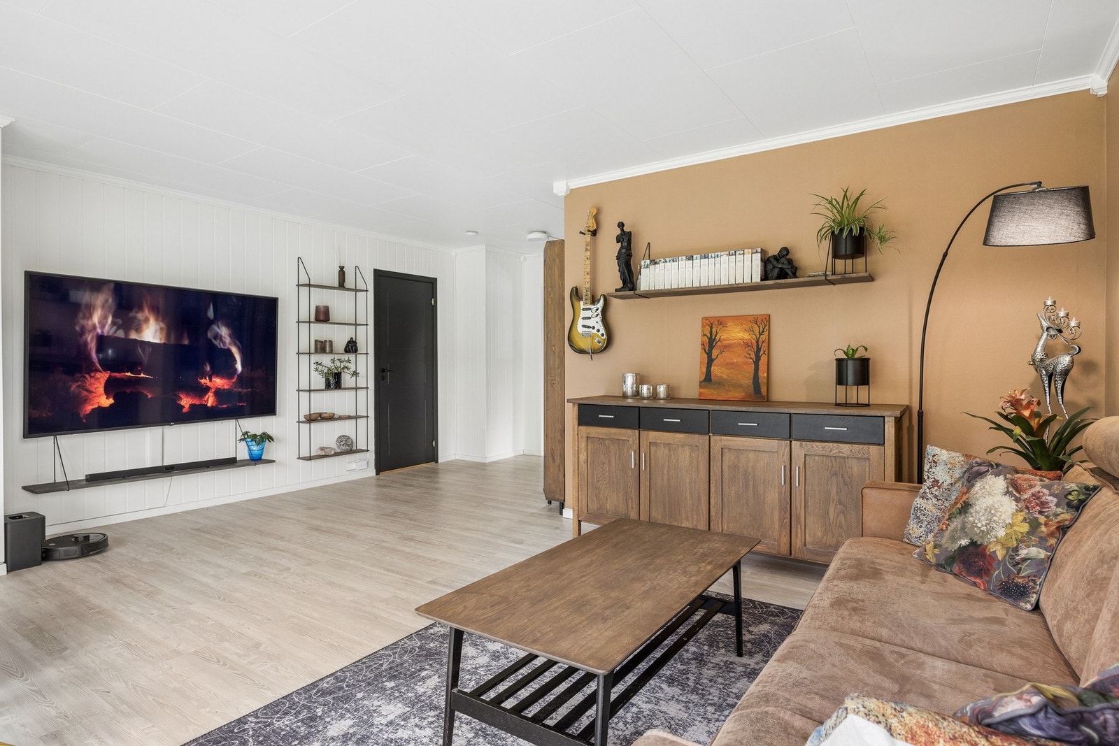 Romslig stue med god plass til både sofagruppe og mediamøbler. Galleribilde