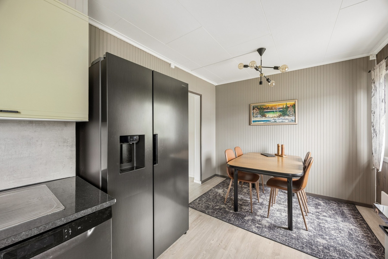 Kjøkkenet er utstyrt med kjøl/fryseskap, oppvaskmaskin, platetopp og stekeovn. Galleribilde