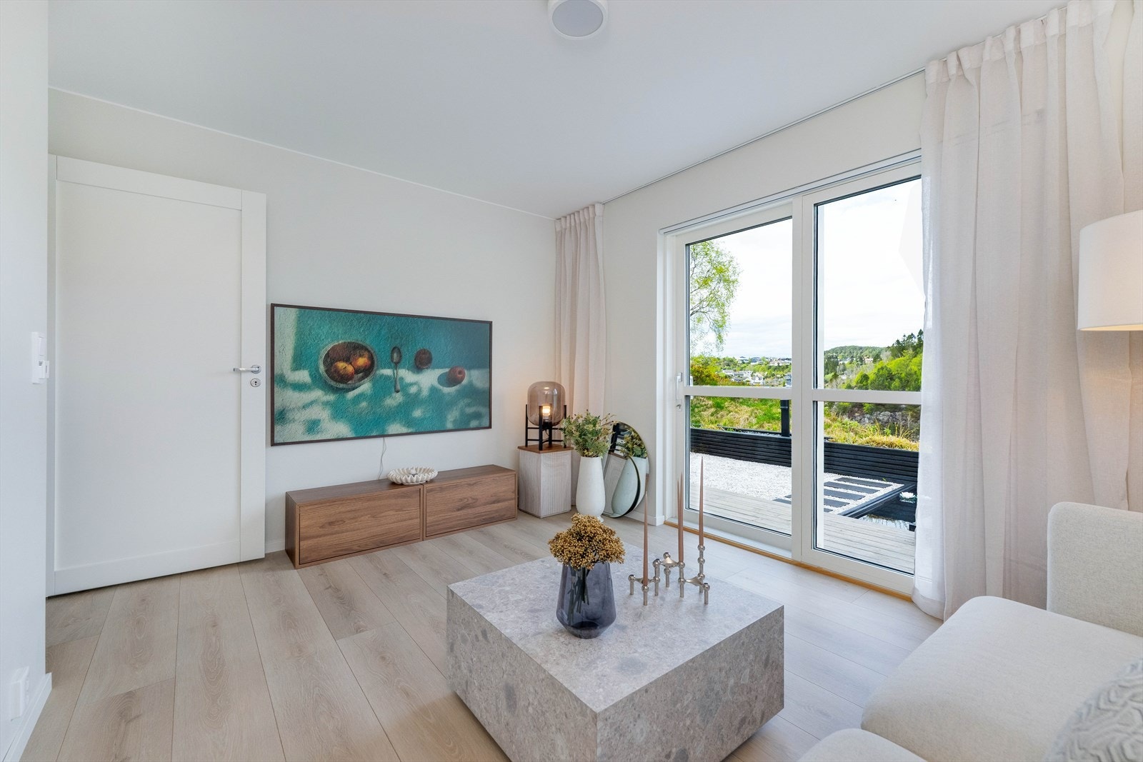 Store glassflater og rikelig med naturlig lysinnslipp. Noen tilsvarende boliger har også nyttet rommet som soverom. Galleribilde