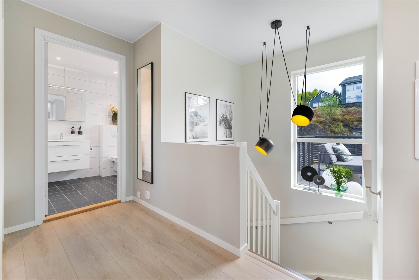 Med trapp fra hallen i første etasje kommer en opp i den åpne og luftige stuen. Galleribilde