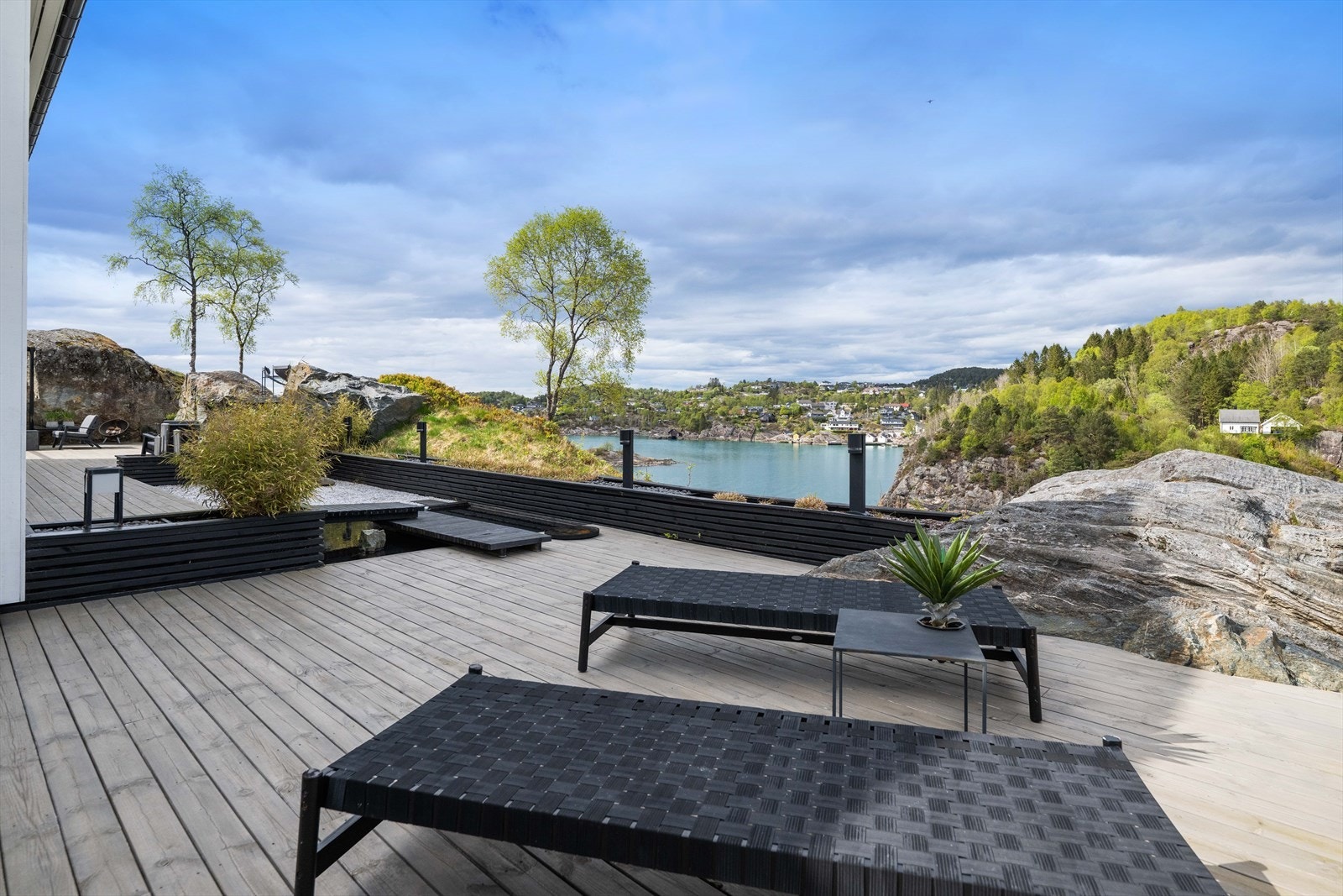 God plass for solsenger og avslapning med utsikt mot sjøen. Galleribilde