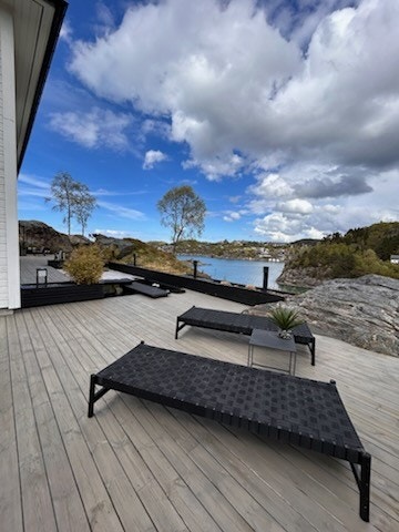 Uteplassen er et perfekt sted for avslapning og sosiale sammenkomster. Galleribilde