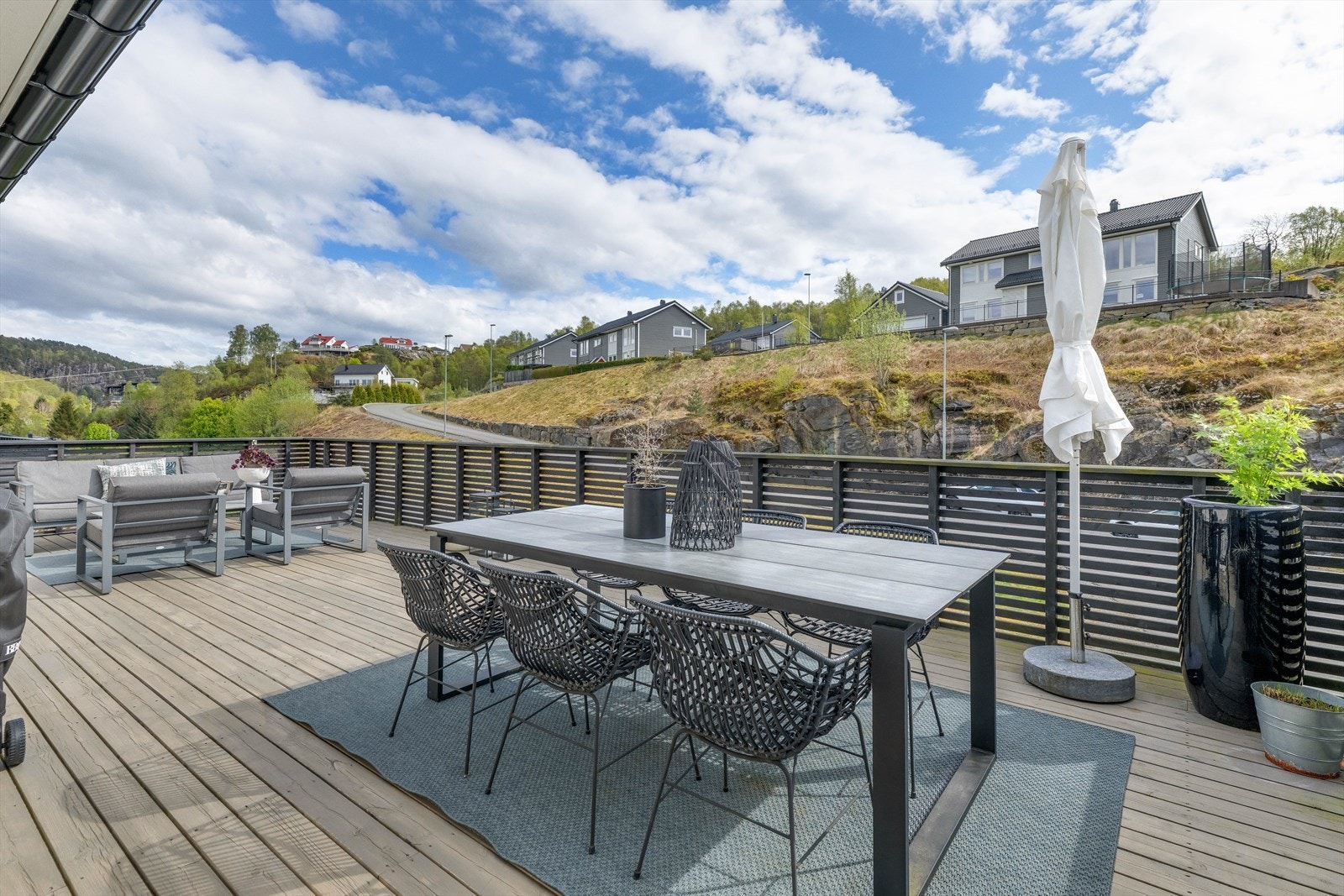 Altanen har god plass til både spisebord og flere sittegrupper. Galleribilde