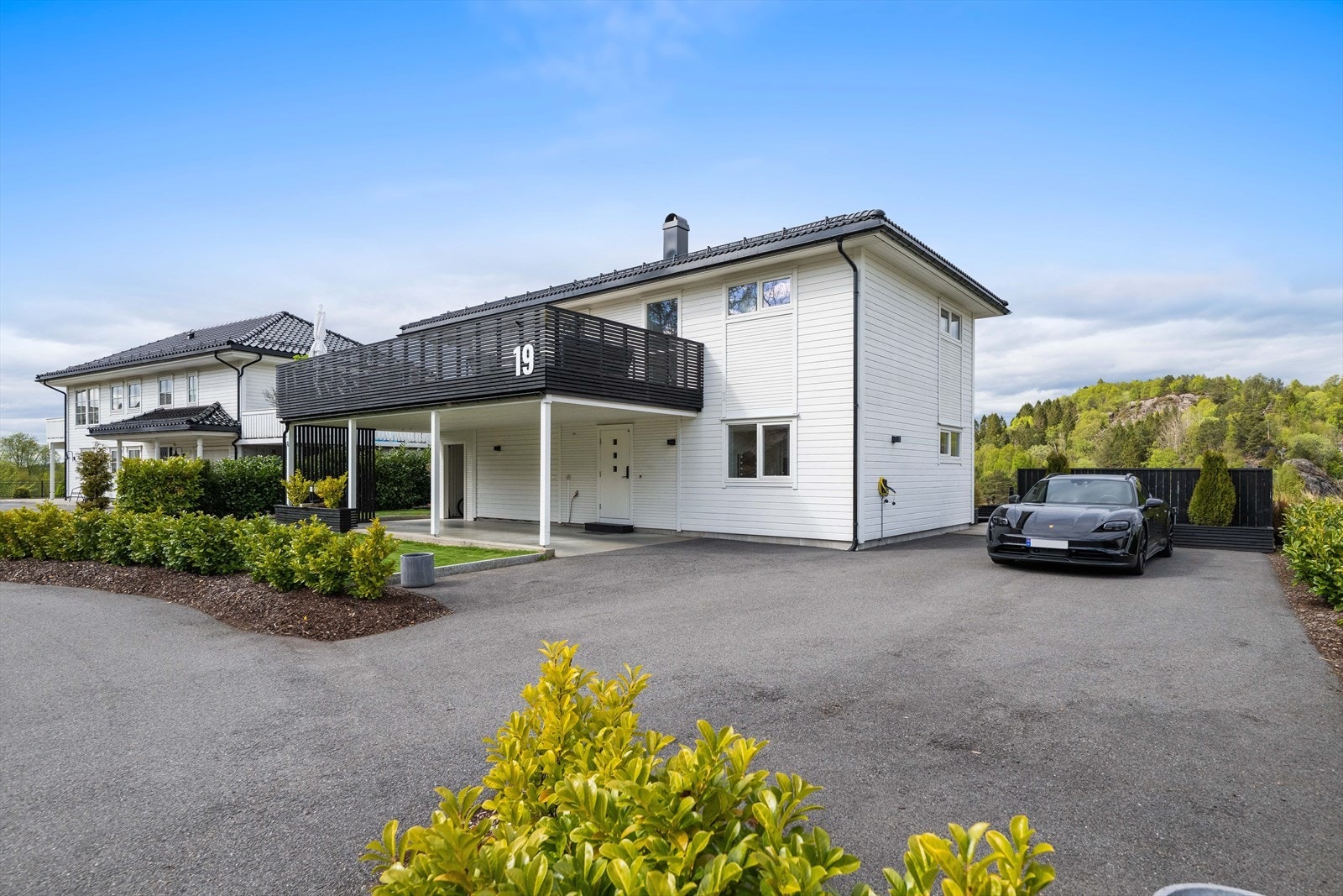 Gårdsplassen er asfaltert og har god plass til parkering. Galleribilde