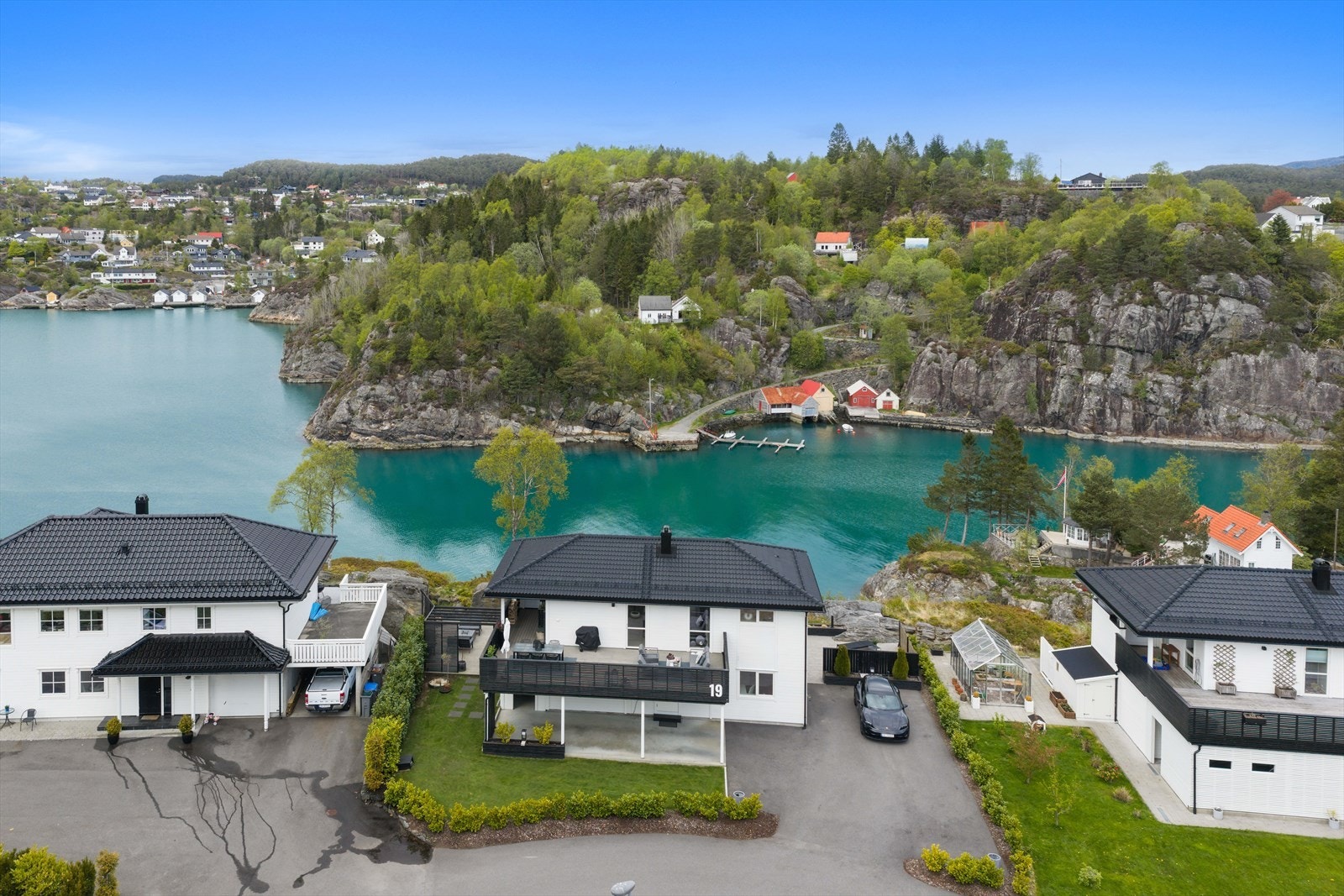 Boligen ligger "i første linje" mot fjorden. Utsikt over nærområdet og den idylliske viken. Galleribilde