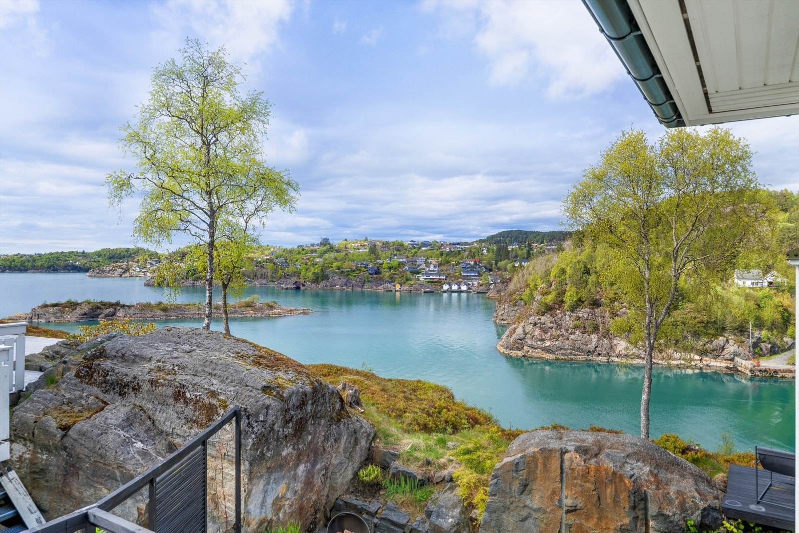 Eiendommen ligger i et stille og rolig nabolag med gode turmuligheter både langs sjø og fjell. Galleribilde