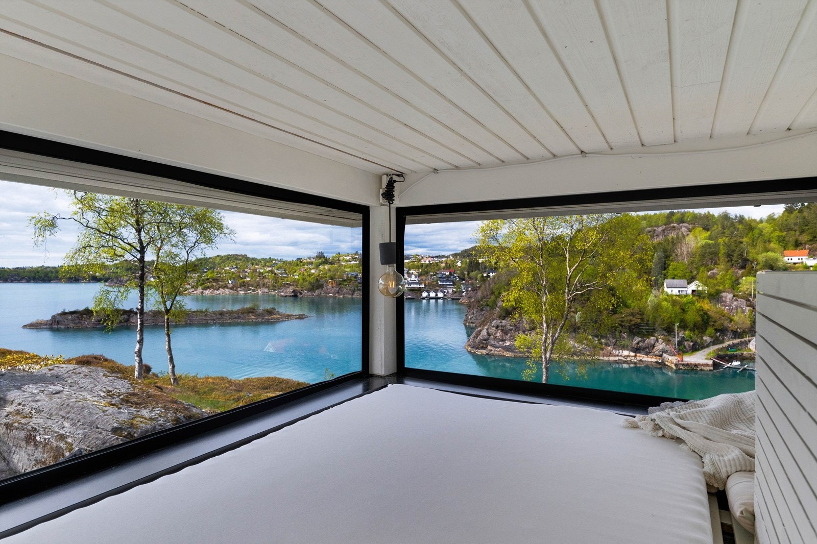 På altanen er det etablert en "daybed" med panoramautsikt mot vågen. Galleribilde