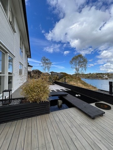 Kjellerstuen er et lyst og trivelig rom med utgang til den flotte treterrassen på ca. 100 m². Galleribilde