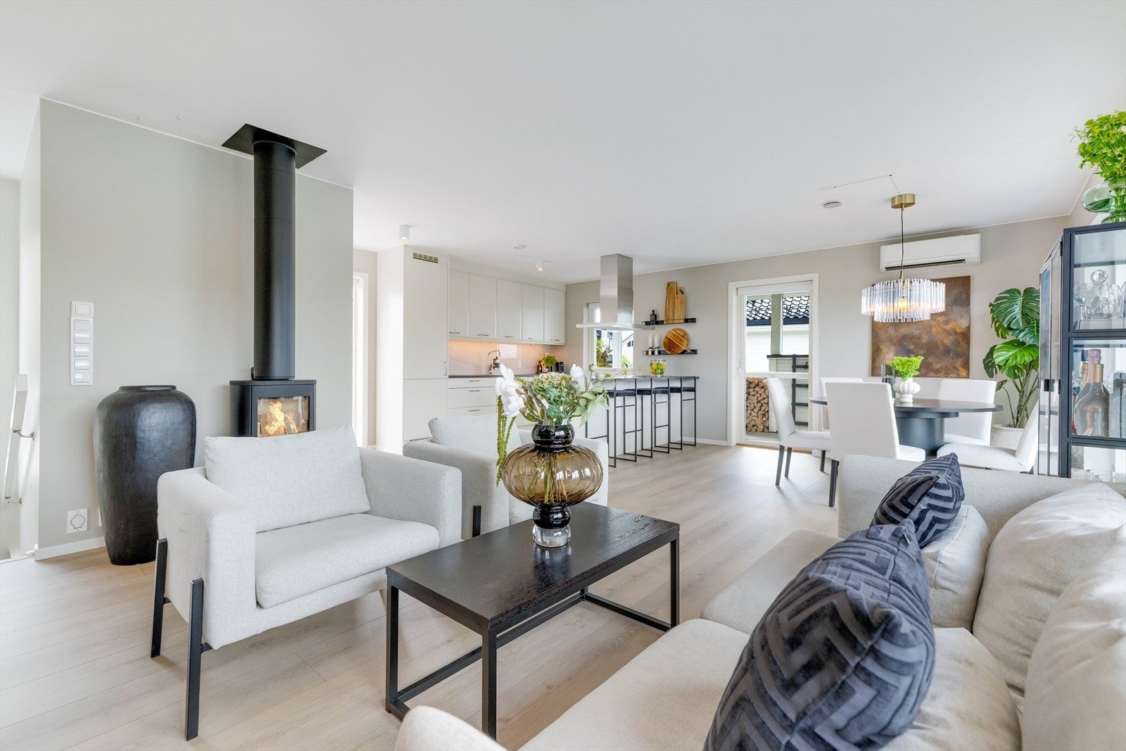 Her har både sofagruppen, godstolene og spisebordet sin naturlige plass. Galleribilde