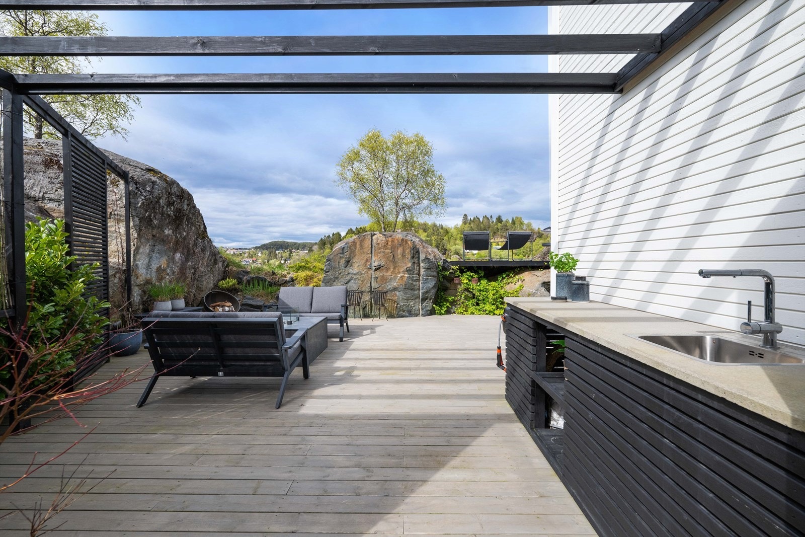 Praktisk utekjøkken under en pergola gjør det enkelt å tilberede måltider ute. Galleribilde