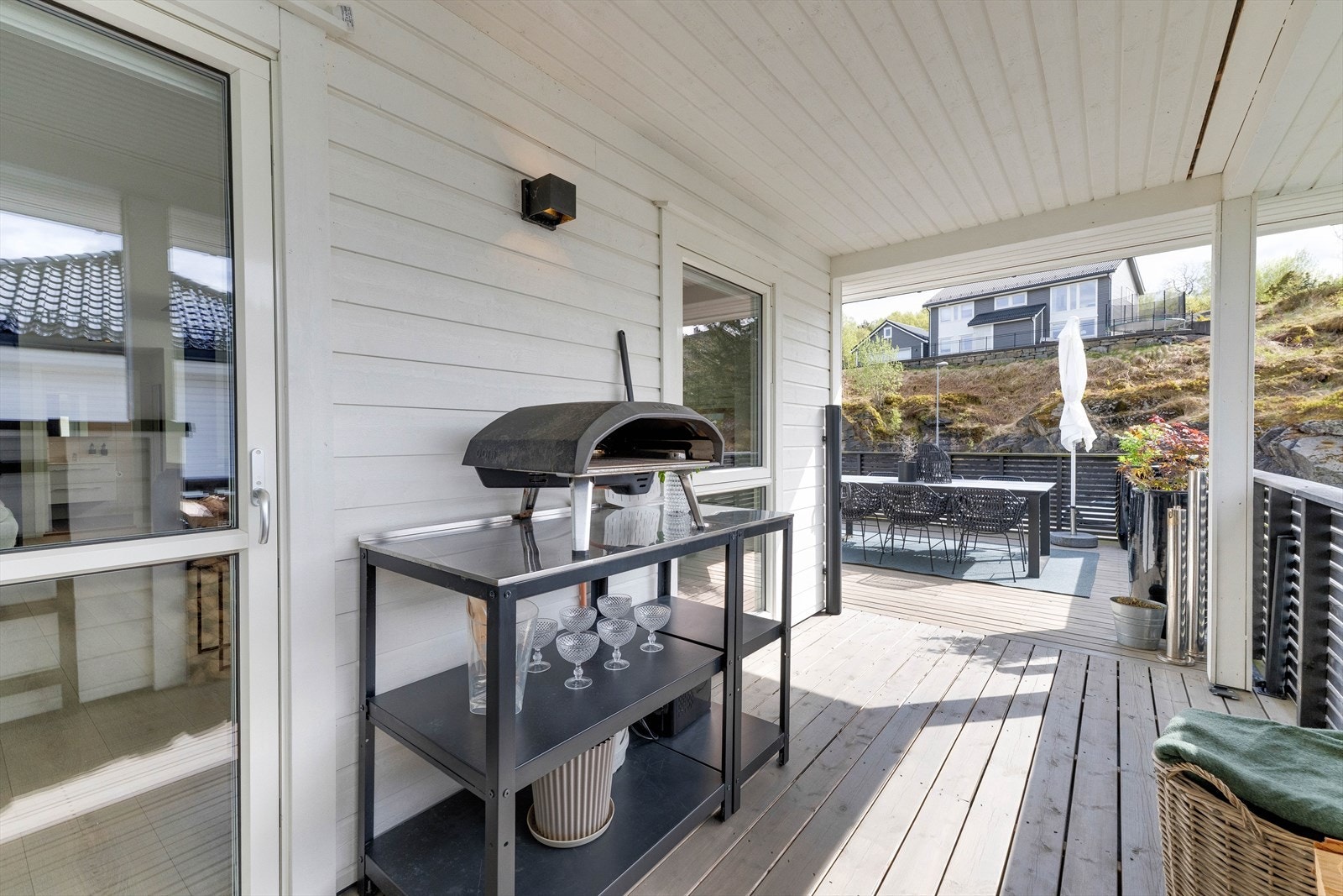 En del av altanen er overbygget, perfekt for grilling uansett vær. Galleribilde