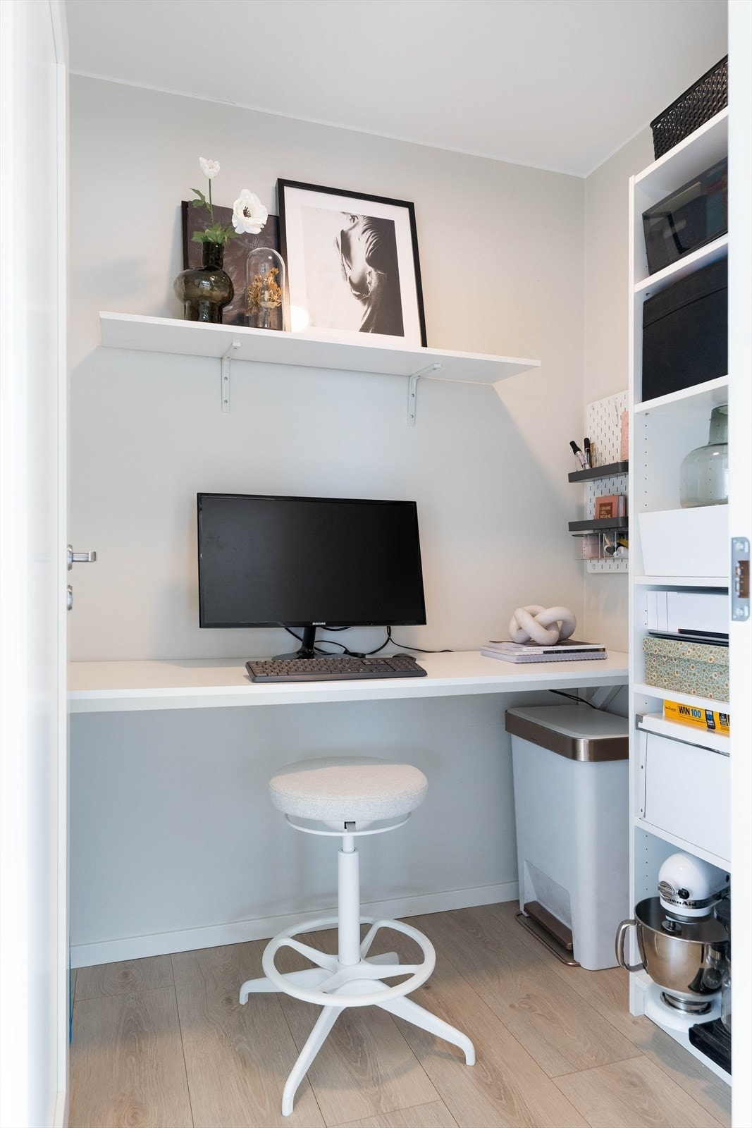 Ved kjøkkenet er det en liten bod som eierne har benyttet som kontor. Smart og praktisk. Galleribilde