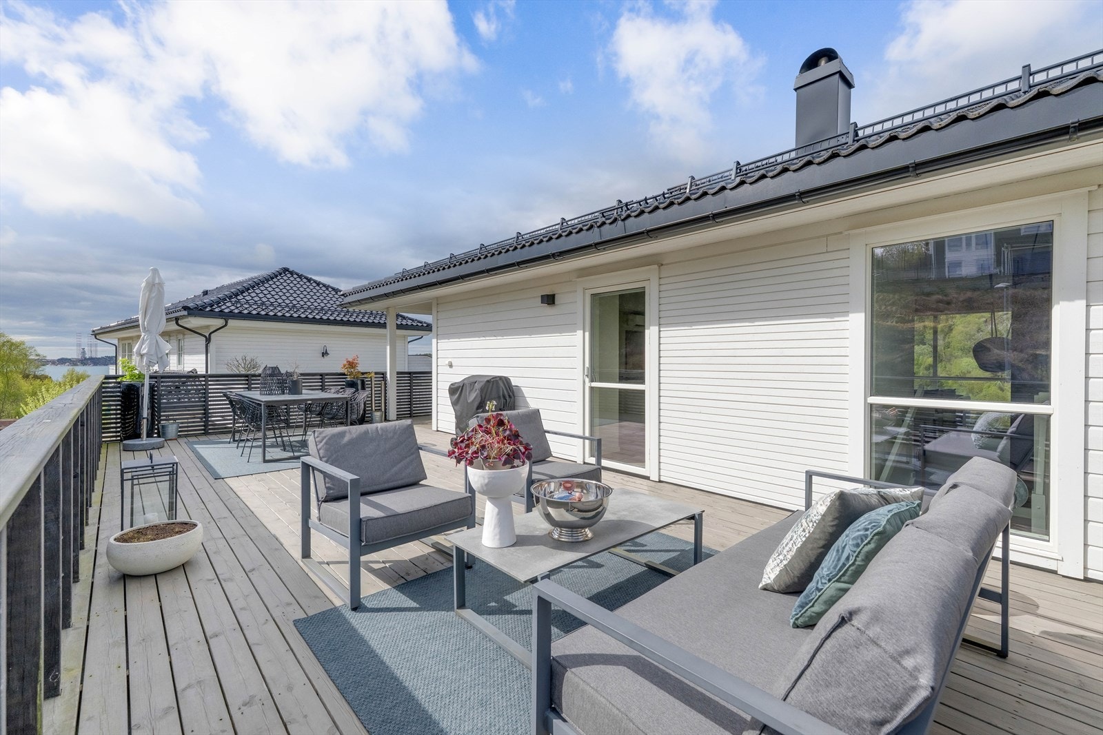 Fra kjøkken/stue i andre etasje er det utgang til en altan på hele 52 kvadratmeter. Galleribilde