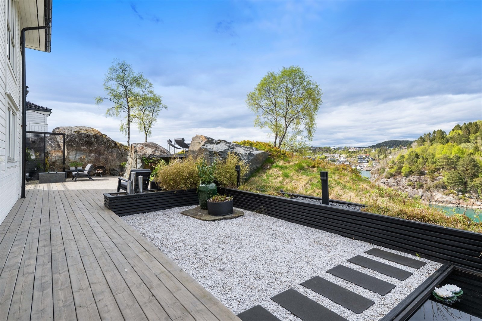 Den store treterrassen på ca. 100 m² har flere soner og et elegant vannspeil. Galleribilde
