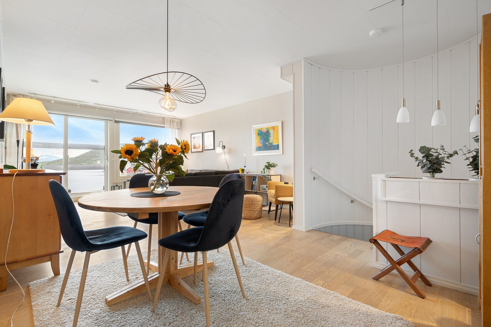 Planløsningen er åpen og sosial og gir deg plass til både sofa og spisebord Galleribilde
