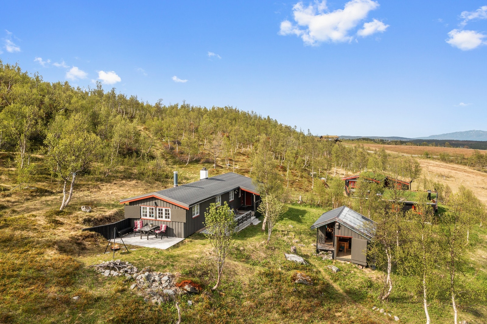 Eiendommen har flott utsikt og gode solforhold. Galleribilde