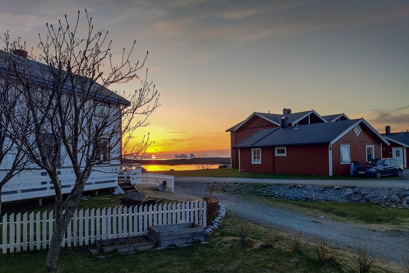 Stemningsfull utsikt over nabolaget ved solnedgang. Galleribilde