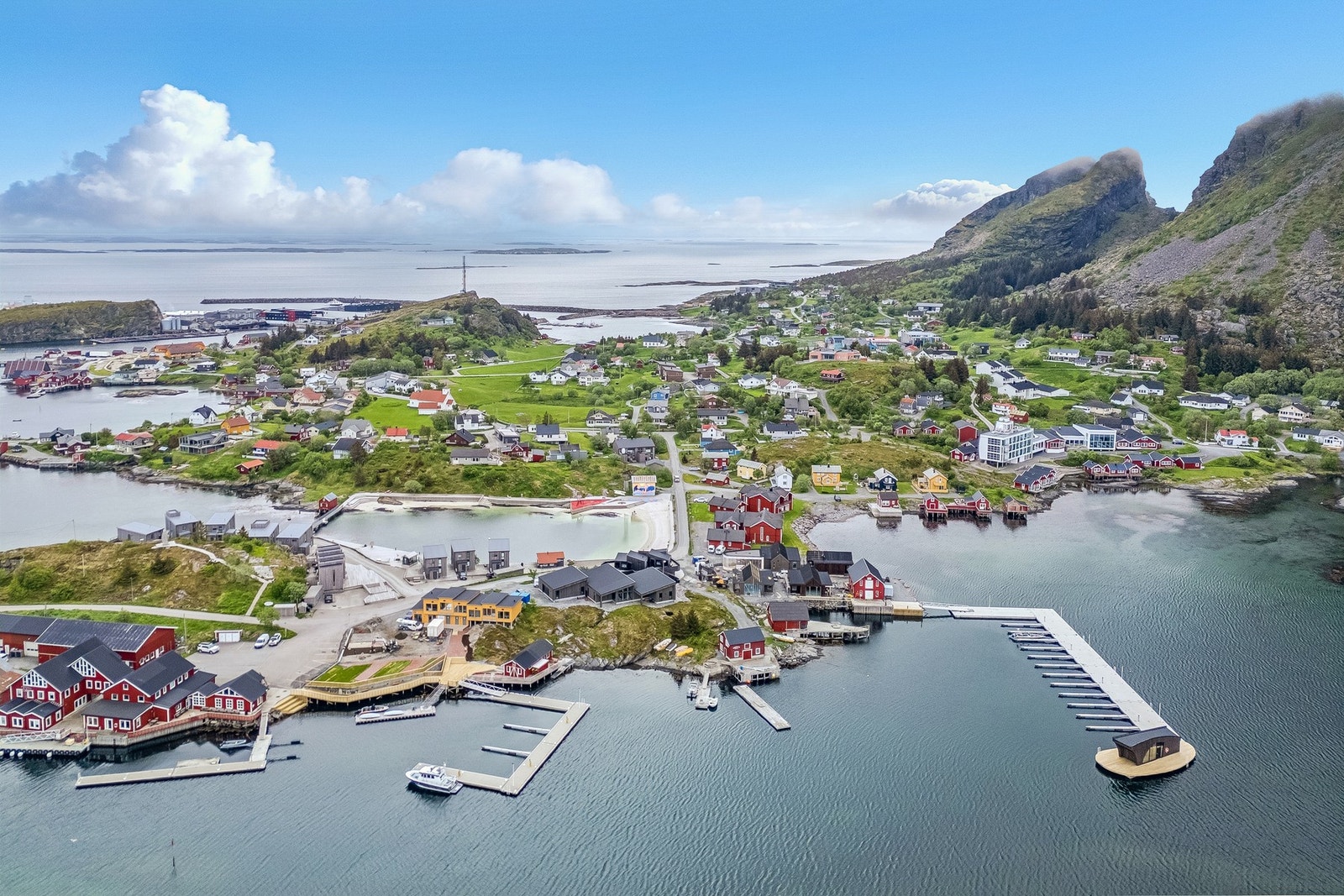 Øya byr på flotte turmuligheter, med Lovundfjellet som et landemerke og populært turmål. Galleribilde