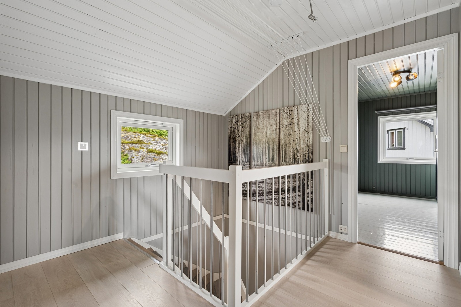 Trappegangen i andre etasje fordeler tilgang til boligens tre soverom og bad. Galleribilde