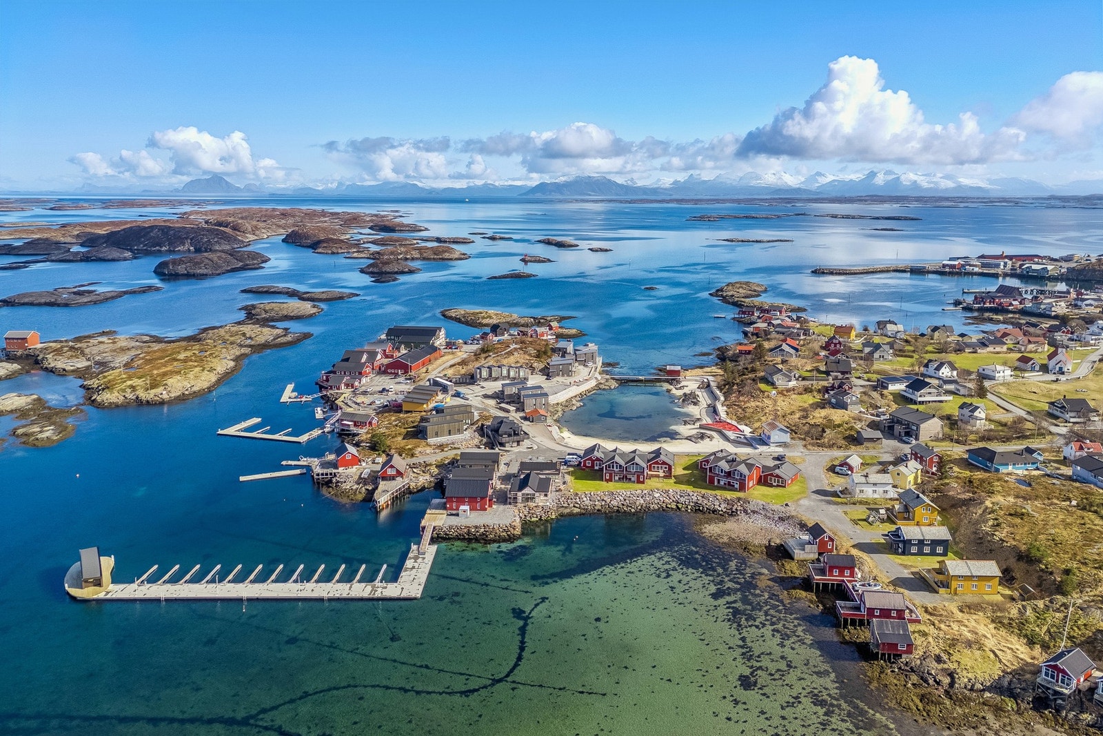 Lovund er et levende øysamfunn med et aktivt næringsliv og flott kystnatur. Galleribilde