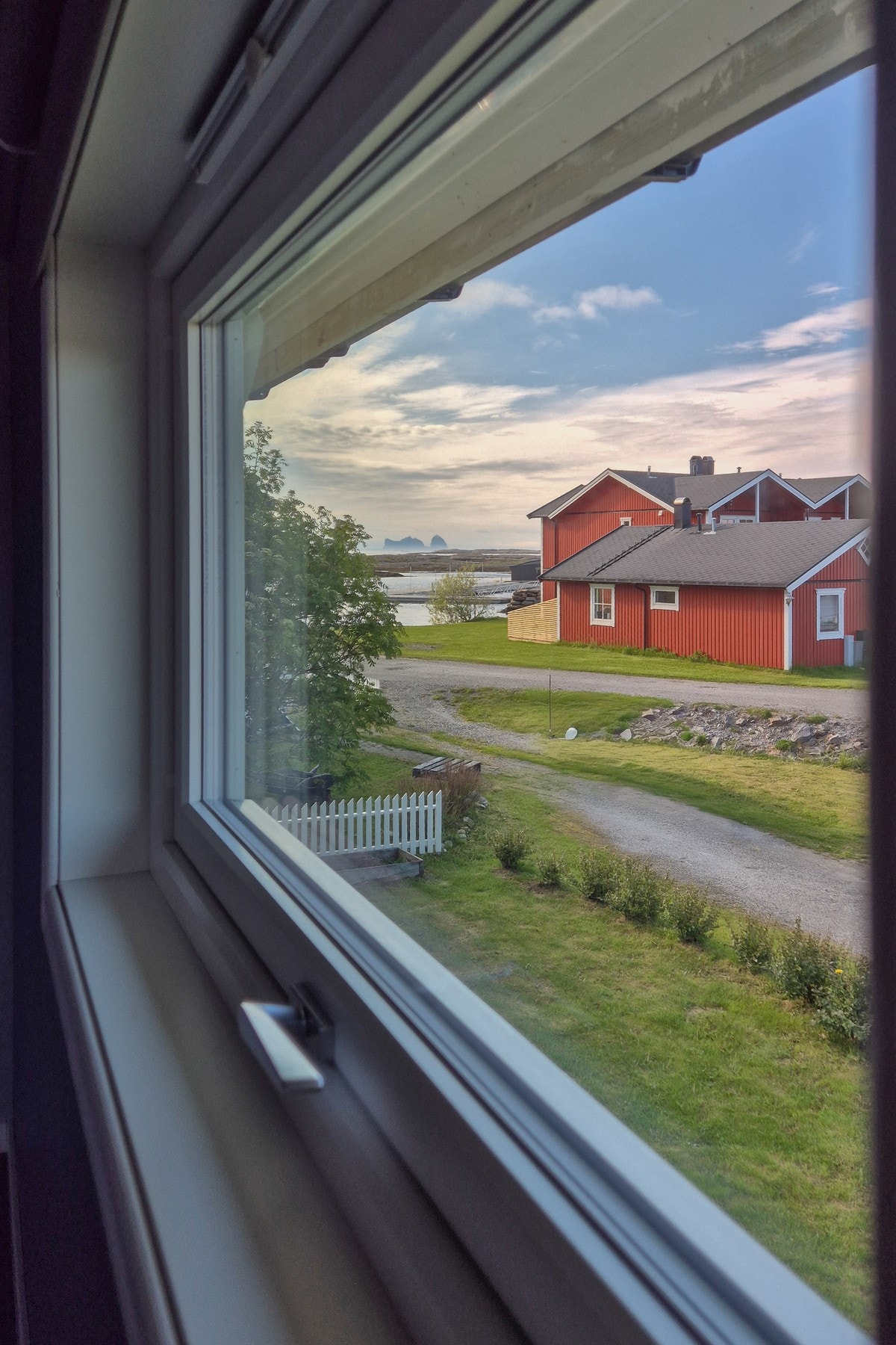 Utsikt fra et av soverommene. Vinduene i denne etasjen er fra 2023 og har 3-lags isolerglass. Galleribilde