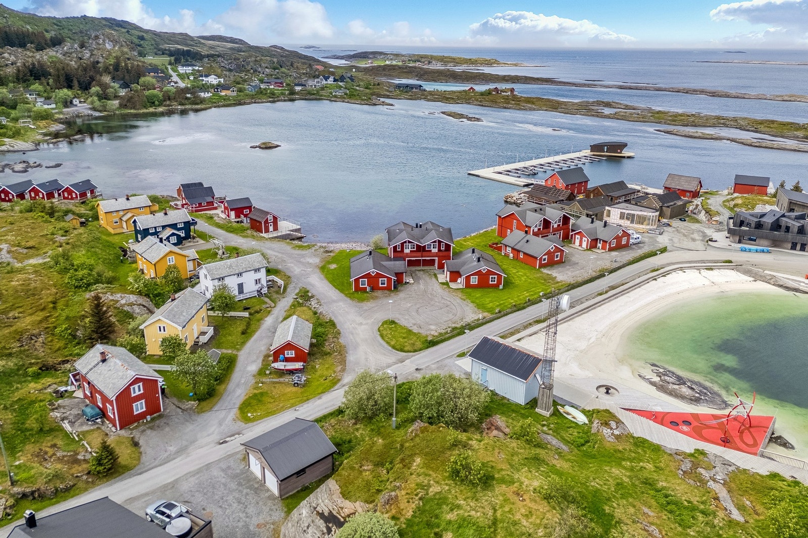 Eiendommen ligger i et etablert område på Lovund, med kort gangavstand til butikk, skole og barnehage. Galleribilde