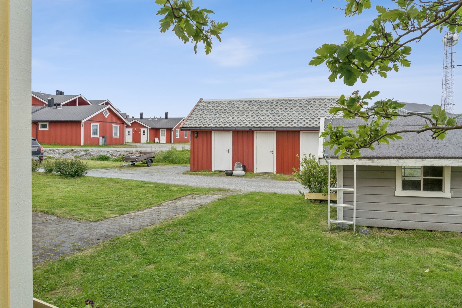 Til eiendommen hører to boder i uthus, totalt 20 m² med god lagringsplass. Galleribilde